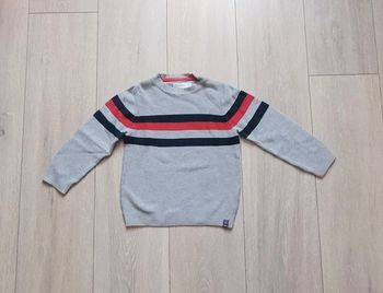 Tres joli pull gris,rouge, noir. Garçon 4 ans. Marque Orchestra