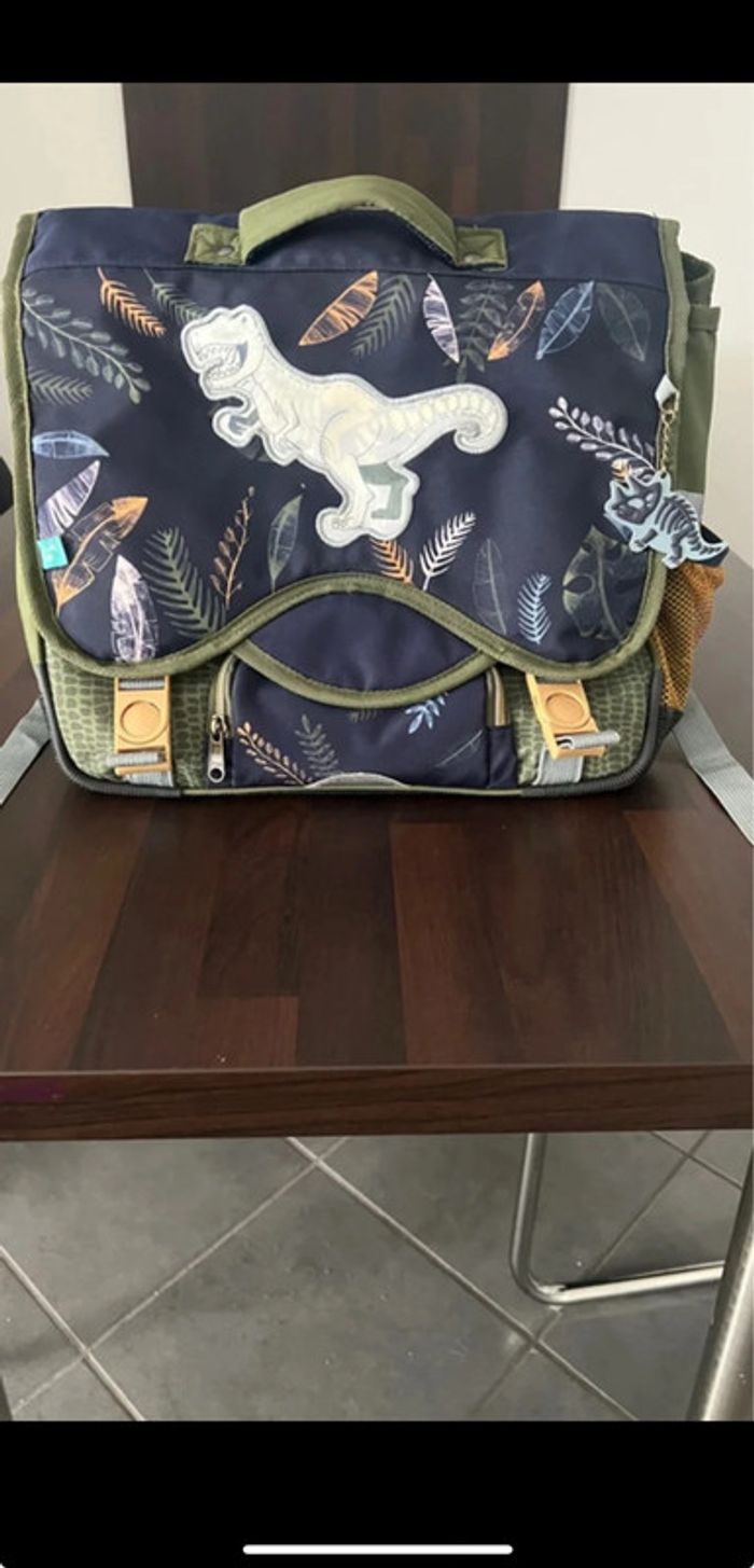 Cartable dinosaure avec trousse assortie en très bonne état taille 36 cm pour cp/cel Auchan - photo numéro 2