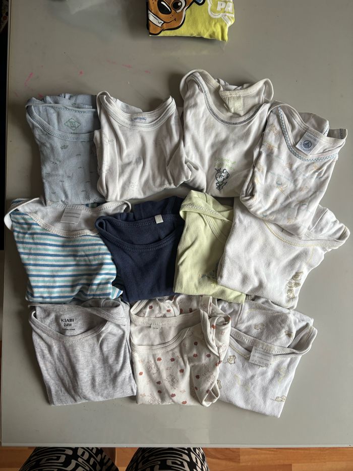 Lot 11 bodys manches courtes tachés 24 mois