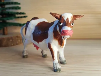 Delta sport vache marron et blanche Figurine animal de la ferme