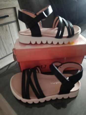 Sandale été bébé fille taille 21 comme neuf 