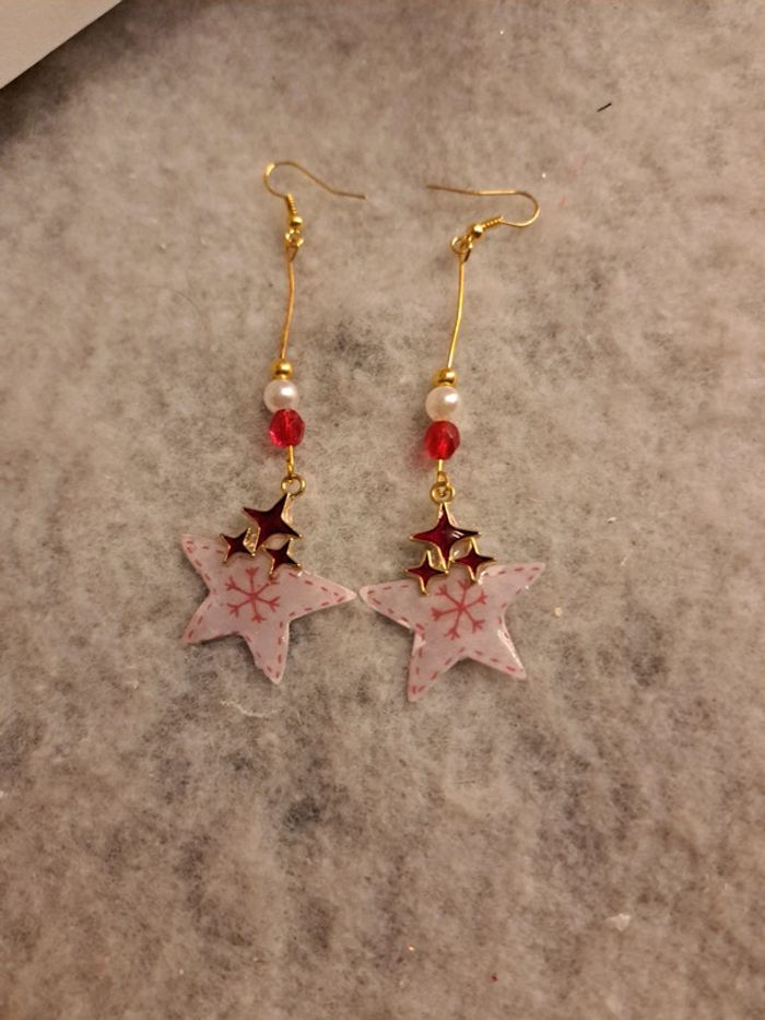 Boucles d'oreilles pendante en résine étoile - photo numéro 2