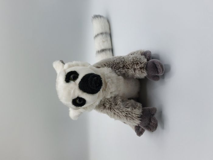 Peluche doudou lémurien blanc marron chiné blanc gris noir NATURE PLANET 22 cm - photo numéro 2
