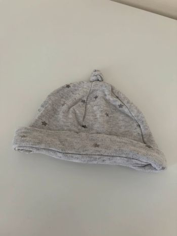 Bonnet gris avec étoile foncée