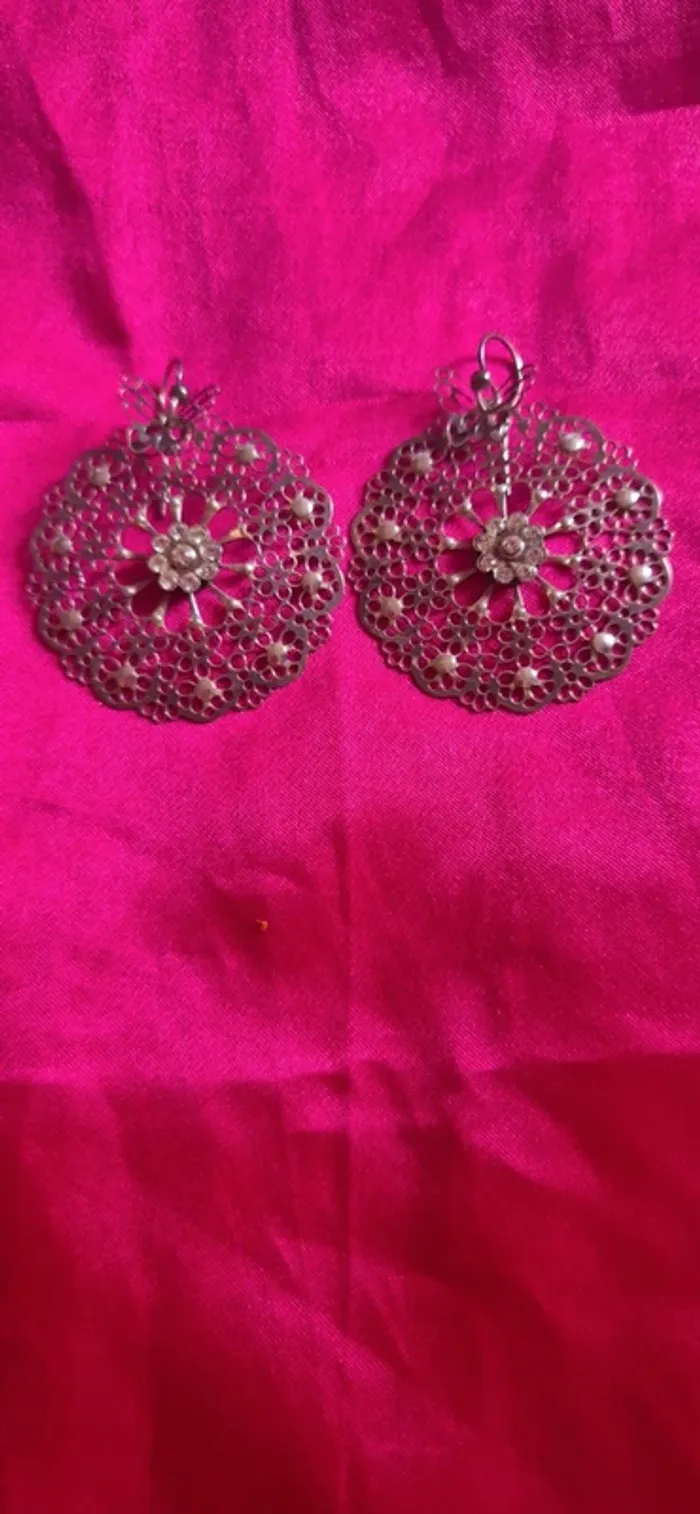 Boucles d'oreille Gas strass et effet dentelle argent très bon état