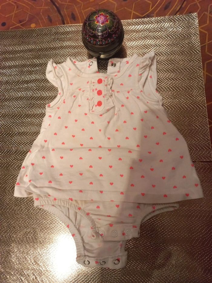 Beau body blanc à cœurs jusqu'à 3 mois - photo numéro 2