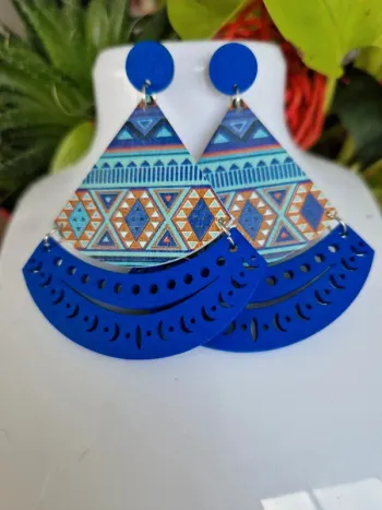 Boucles d'oreilles fantaisies en bois tons bleus