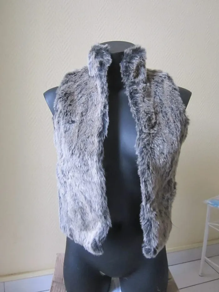 Veste fausse fourrure sans manches manches gris/marron taille 10 ans