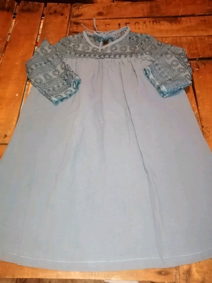 Belle robe bleue gris