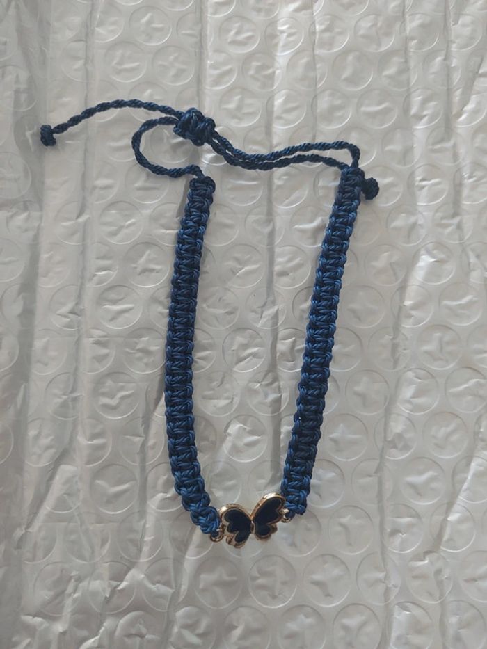Bracelet tressé bleu foncé avec papillon
