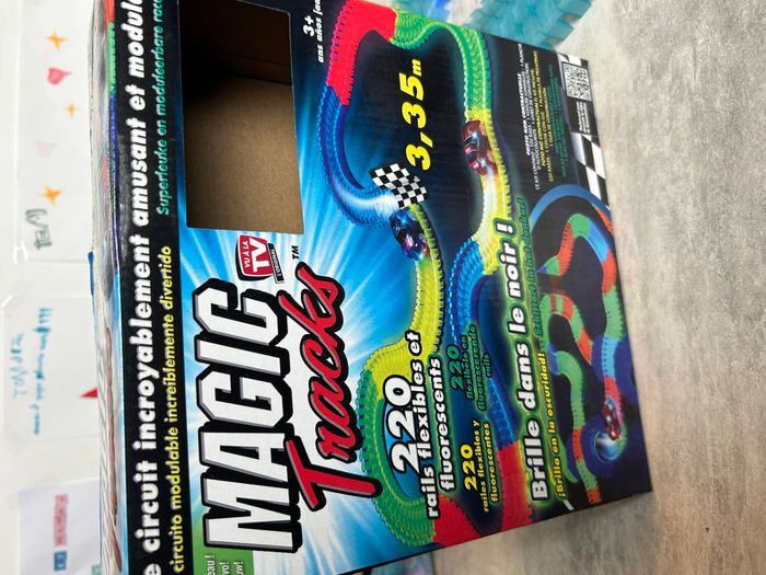 Magic tracks circuit modulable et lumineux avec une voiture avec la boite d'origine - photo numéro 3