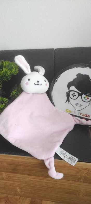 Doudou plat Lapin grelot rose blanc rayé tom & kiddy noeud noir rond losange