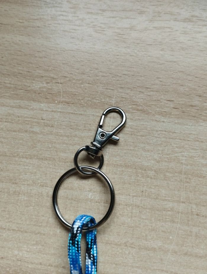Porte clés en paracorde fait main bleu et noir - photo numéro 3
