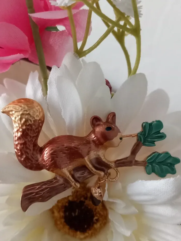 Très belle broche animalière en forme l'écureuil sur une branche avec un gland pendant - photo numéro 3