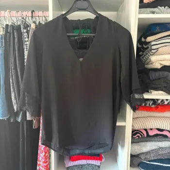 Blouse ouverte dans le dos • noir • 36 🌼