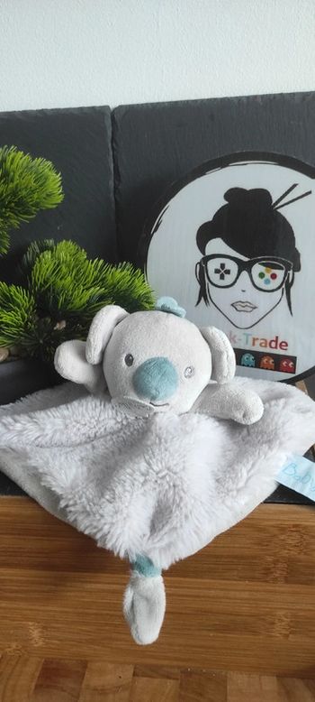 doudou baby nat koala bn0550 carré gris blanc bleu Mon Petit Plat Fourrure Noeud