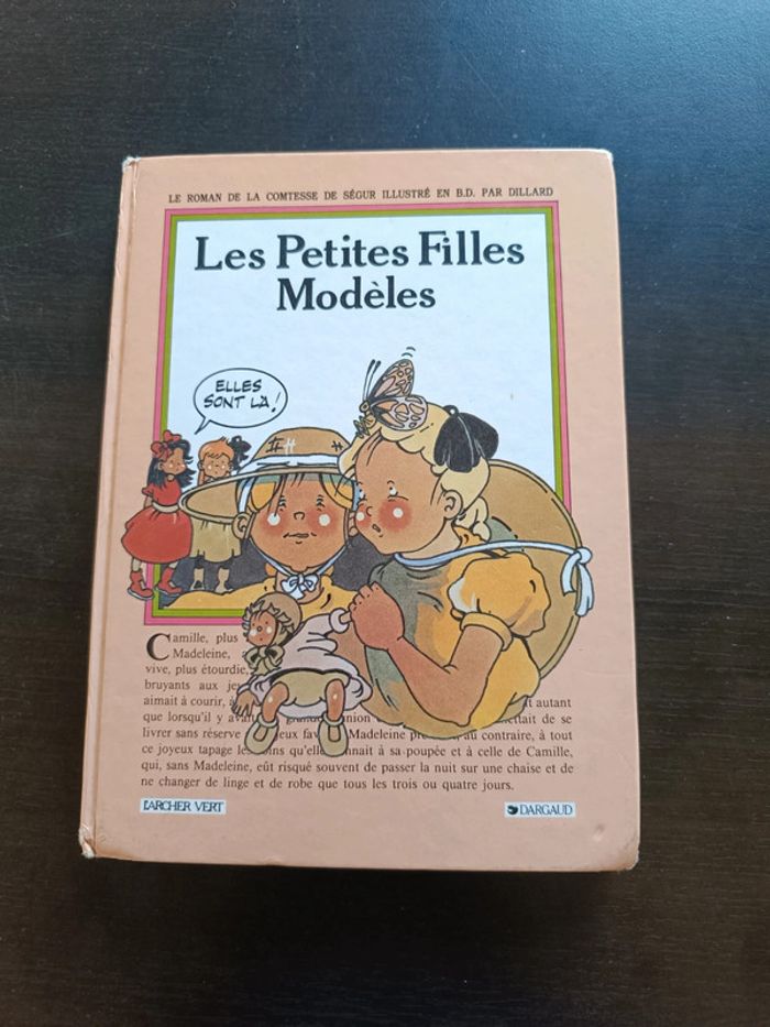 Livre LES PETITES FILLES MODELES