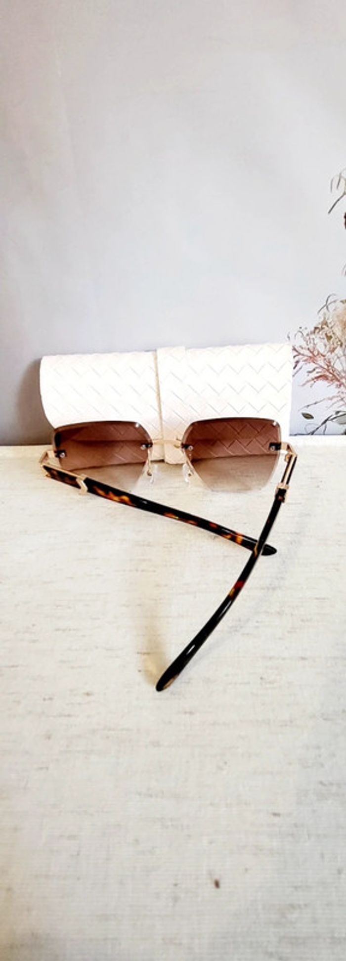 Lunettes de soleil carrées dégradé marron avec étui blanc tressé - photo numéro 2