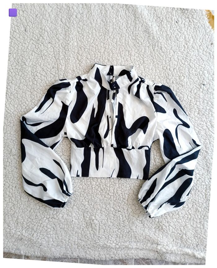 Crop top manches longues noir et blanc imprimé abstrait arty y2k
