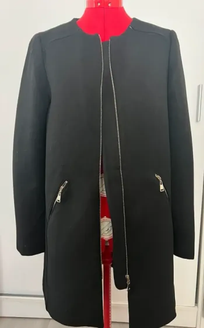Veste droite longue noire zippée Zara