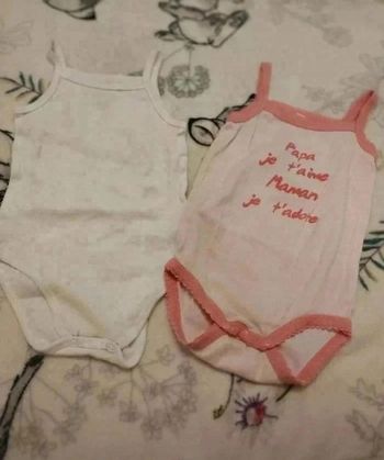 Lot de 2 bodies a bretelles en taille 12 mois