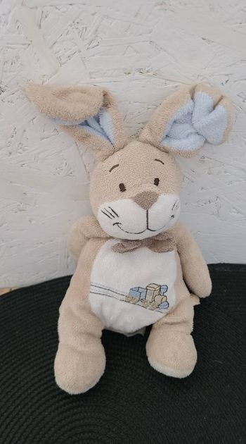 Noukie's Oscar & Léon Peluche lapin beige bleu train 25 cm