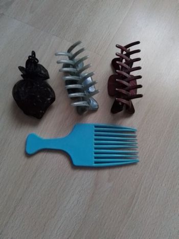 Lot de petites pinces et son peigne