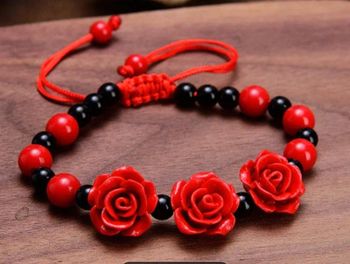 Bracelet ajustable rouge ,noire avec rose rouge