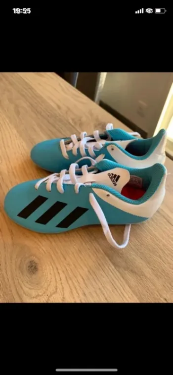 Chaussures de Foot crampons adidas taille 30 1/2