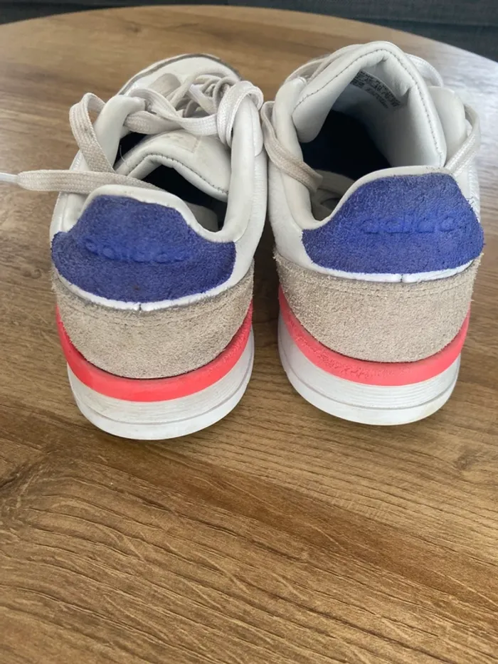 Baskets Adidas blanches avec détails colorés – Pointure 40 - photo numéro 4