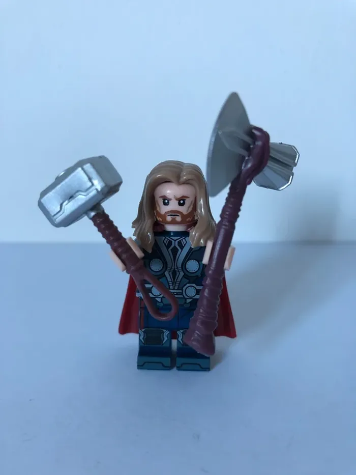 Figurine type lego Thor. Marvel