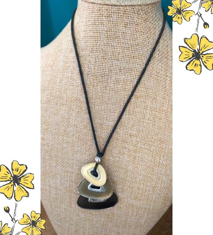 Collier pendentif géométrique vintage – Collection Sable & Ébène