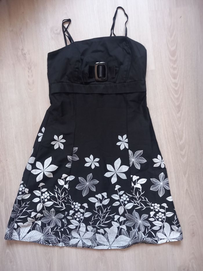 Robe noire fleurs blanches T.38 Mim