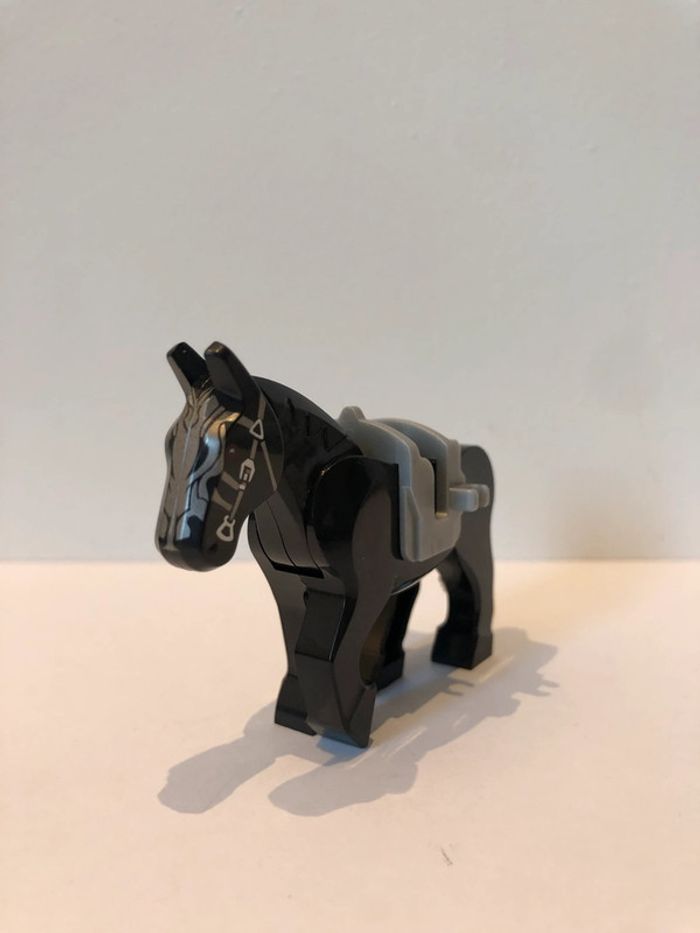 Figurine type lego cheval noir. le seigneur des anneaux/Hobbit