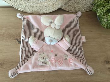 Doudou plat lapin rose abc attache sucette nicotoy