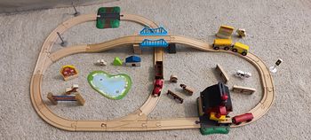 Joli circuit de petit train en bois Brio et Delta