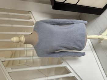 Pull Gris avec dos en broderies et dentelles dans le dos 