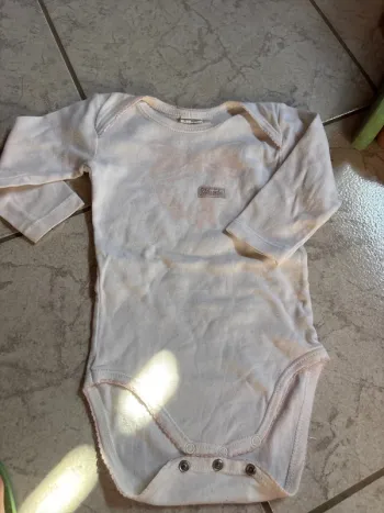 Body blanc / rose pale avec motif noeud