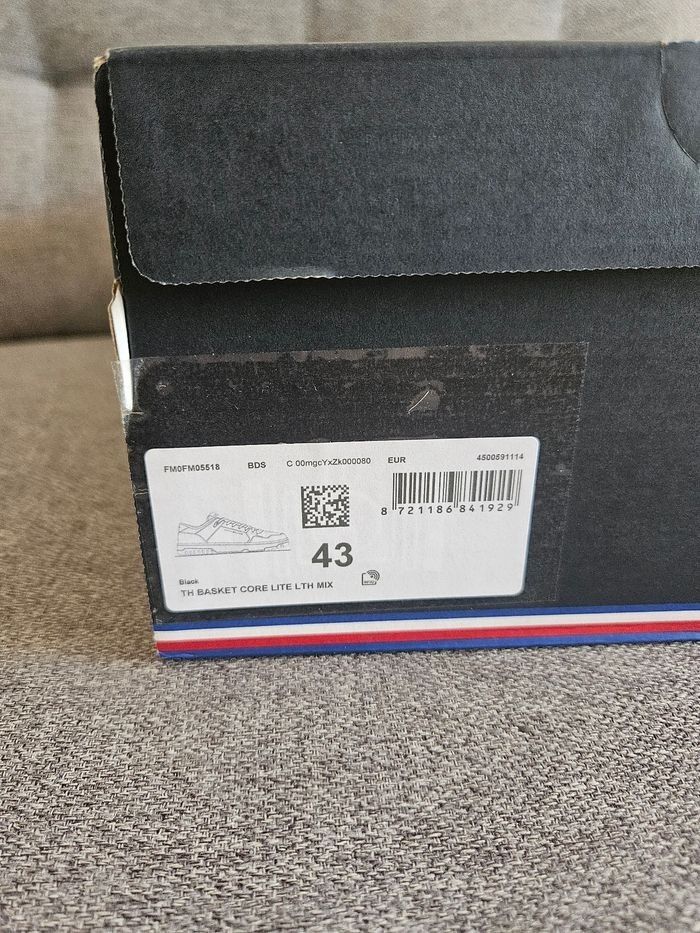 Basket homme Tommy hilfiger neuve
Taille 43 - photo numéro 2