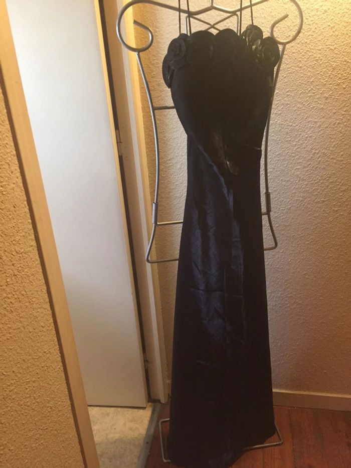 Robe de soirée noir satiné ornée de roses - photo numéro 2