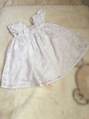 Robe blanché neuve de 3 mois