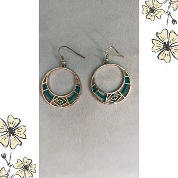 Boucles d’oreilles pendantes rondes ajourées dorées et vertes