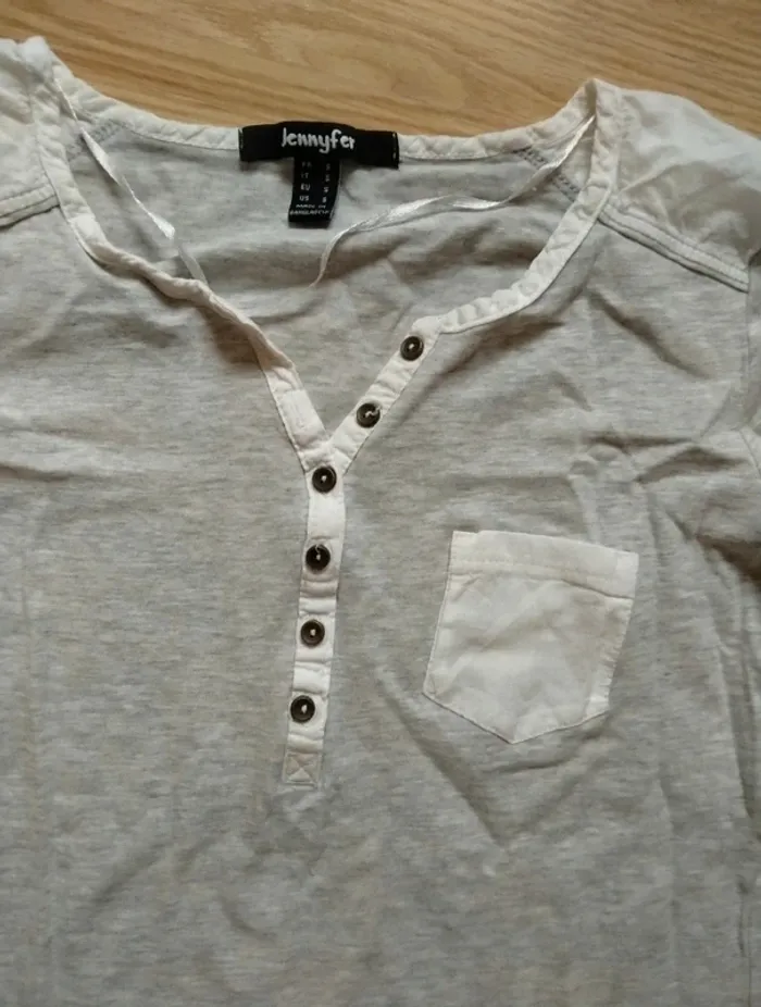 Haut manches longues. Gris et blanc. Femme. Jennyfer. 
Taille 36 - photo numéro 4