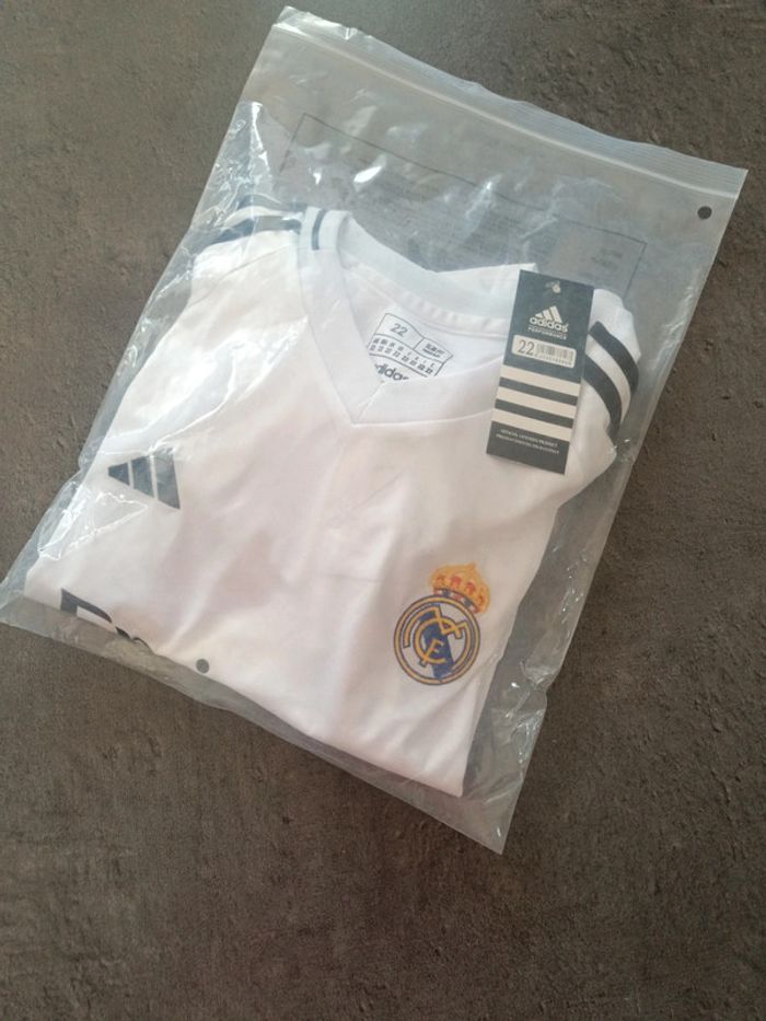 Tenue foot Real Madrid blanc. T.22 - photo numéro 5
