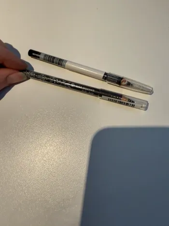 2 crayons pour les yeux