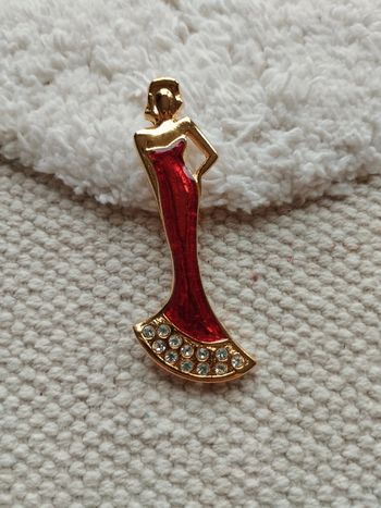 Broche femme robe rouge