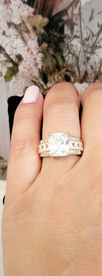 Bague en cuivre dorée avec Zirconium – Pierre centrale carrée, élégance et éclat