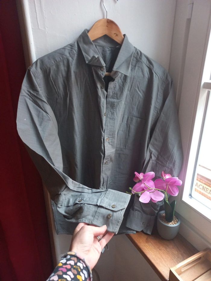 Magnifique chemise kaki tout âge ou sur chemise 42