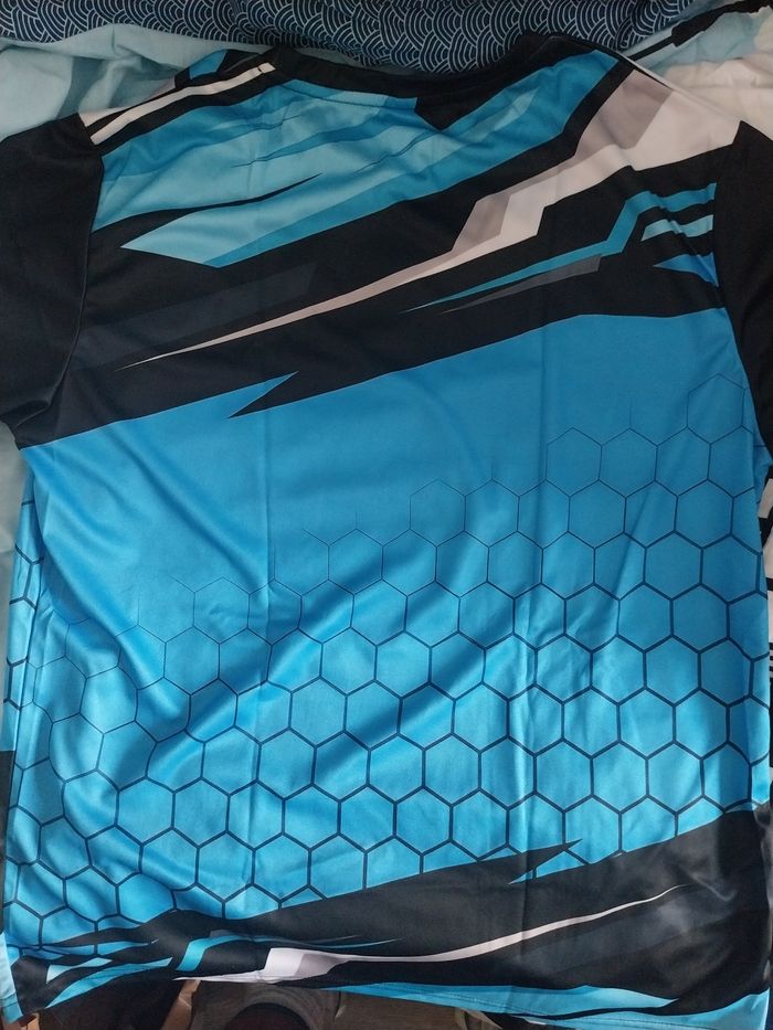 Tee-shirt tout neuf sans étiquette jamais porté ou servi - photo numéro 5