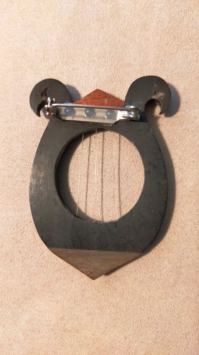 Broche instrument sculpté - bois brut & cordes - Collection Terres d’Ailleurs - photo numéro 7